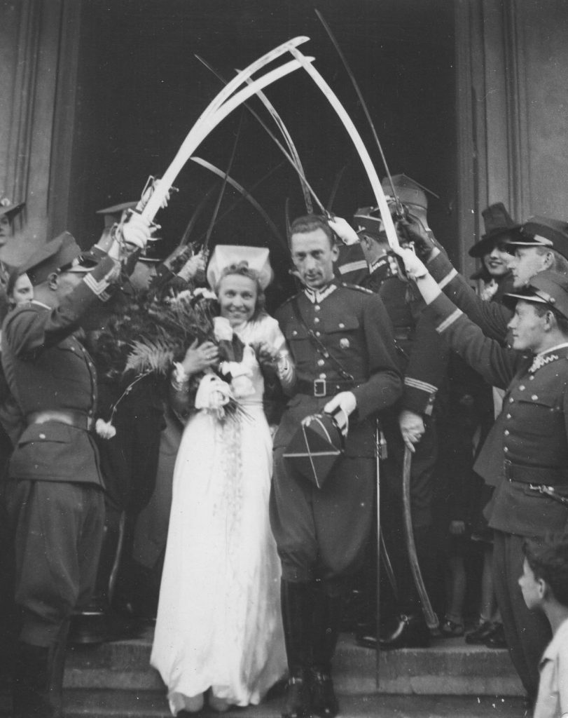 Po 1 września 1937 roku porucznik, który chciał wziąć ślub musiał zdeponować na koncie PKO 10 000 złotych. Na zdjęciu z 1939 roku ślub porucznika  Romana Rożałowskiego i Hanny Kowalskiej (domena publiczna).