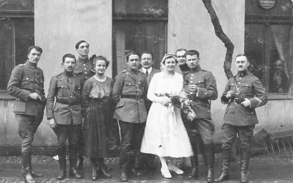 Do 1922 roku głównym czynnikiem decydująco o pozwoleniu na ślub oficera był jego wiek. Na zdjęciu z 1919 roku ślub porucznika Jana Przybyłka (domena publiczna).
