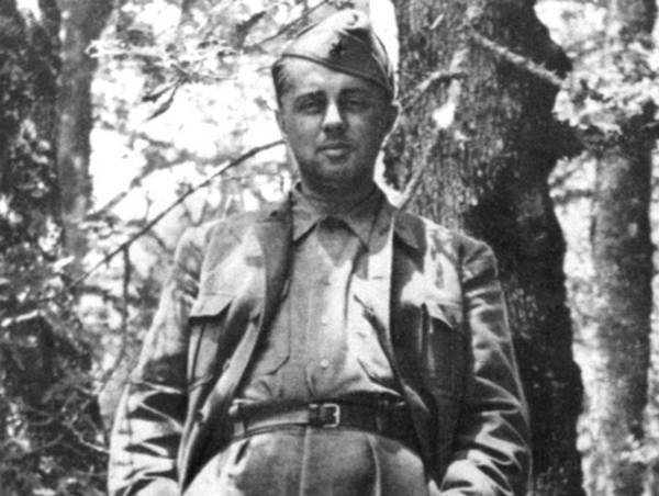Enver Hodża na zdjęciu z 1944 roku (domena publiczna).