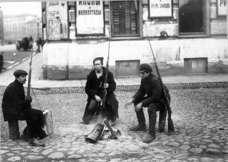 Czerwonogwardziści w Piotrogrodzie. Zdjęcie z 1917 roku (Jakow Steinberg/domena publiczna).