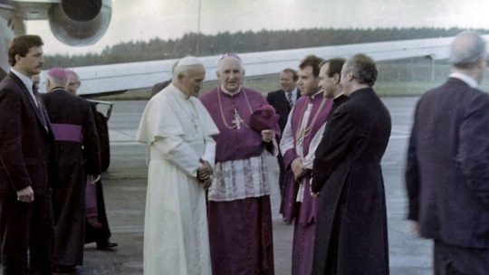 Papież Jan Paweł II w Gdyni 11 czerwca 1987, w trakcie III podróży apostolskiej do Polski (fot. Goku122, lic. CC BY-SA 3.0)