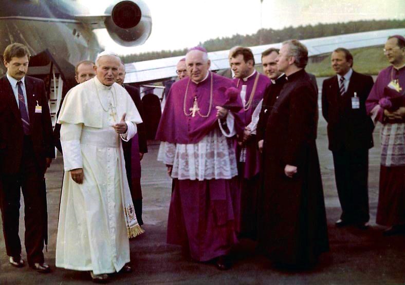 Papież Jan Paweł II w Gdyni 11 czerwca 1987, w trakcie III podróży apostolskiej do Polski. (fot. Arek1979, lic. CCA SA 3.0)