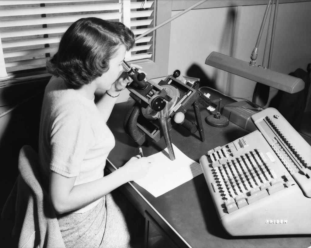 Kobieta-komputer pracująca dla NACA. Zdjęcie z 1952 roku (NASA/domena publiczna).