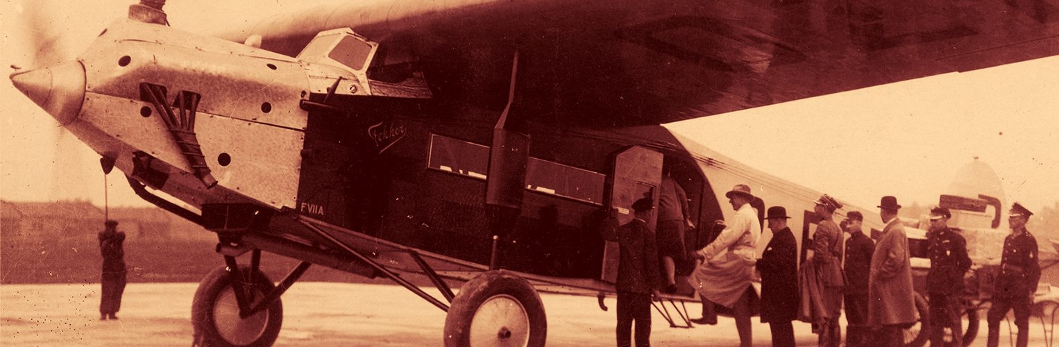 Pasażerowie wsiadają na pokład samolotu Fokker F VII A. Zdjęcie zamieszczone w taryfie lotów z 1930 roku