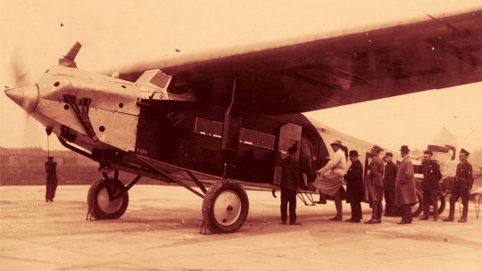 Pasażerowie wsiadają na pokład samolotu Fokker F VII A. Zdjęcie zamieszczone w taryfie lotów z 1930 roku