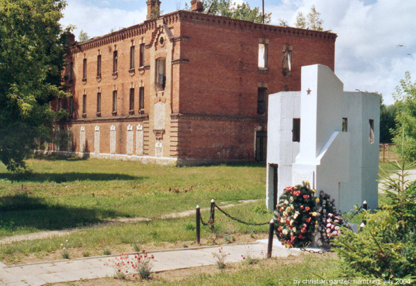 Ruiny budynku obozowej administracji oraz pomnik upamiętniający więźniów obozu(Christian Ganzer/CC BY-SA 3.0).