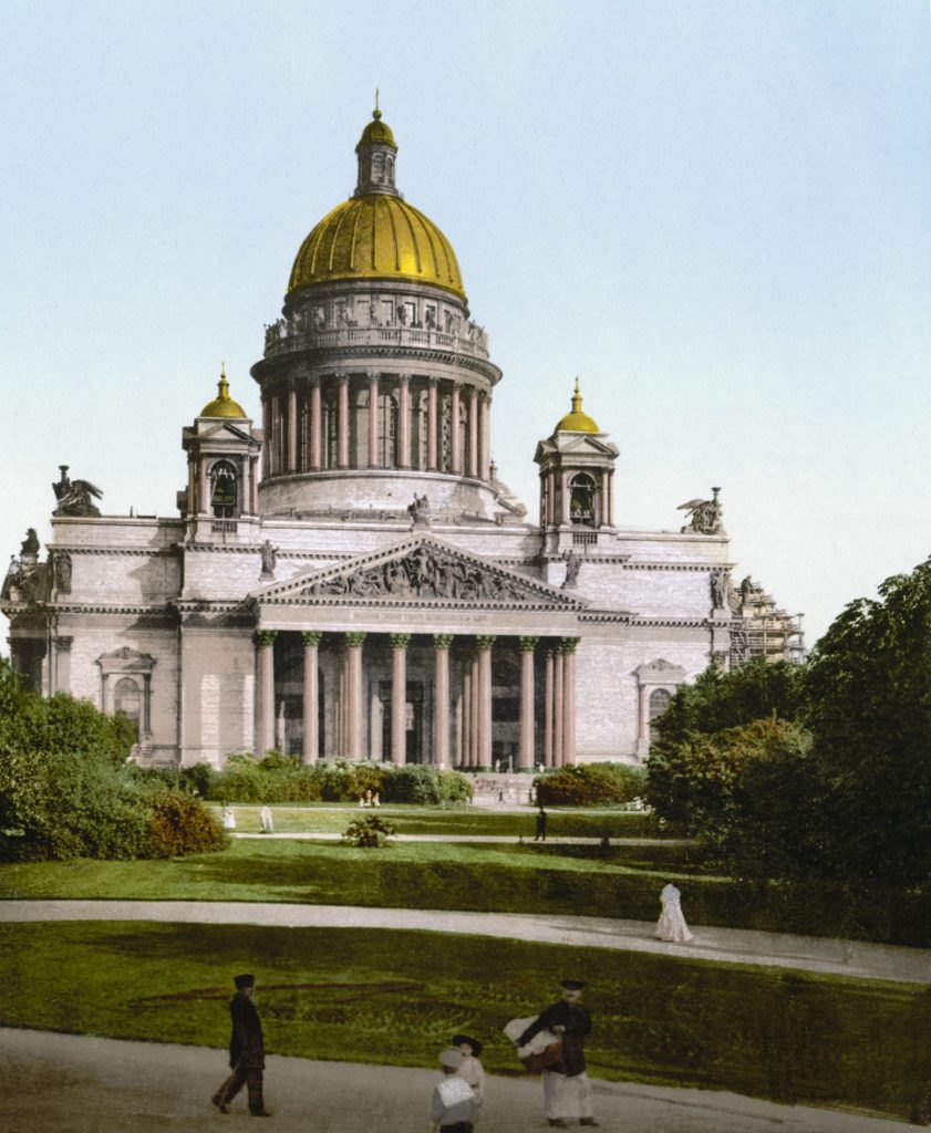 Bolszewicy zamienili sobór św. Izaaka na muzeum ateizmu. Na ilustracji przedrewolucyjna pocztówka z widoczną świątynią (domena publiczna).