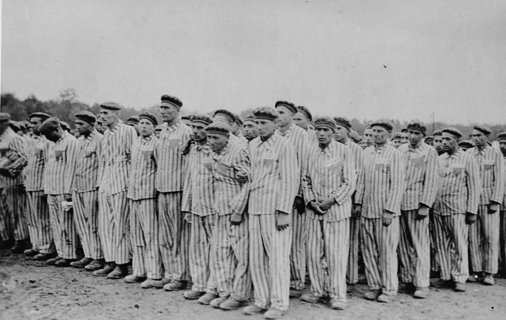 Więźniowie Buchenwaldu w czasie apelu (United States Holocaust Memorial Museum/domena publiczna).