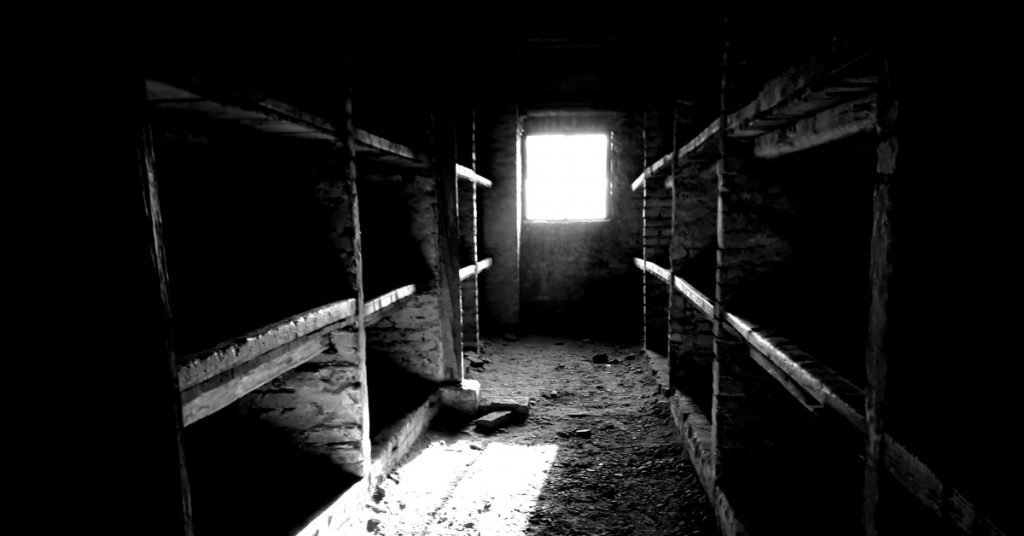 Wnętrze murowanego baraku w Auschwitz (fot. siestecita, lic. CCA SA 4.0 I)
