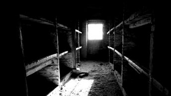 Wnętrze murowanego baraku w Auschwitz (fot. siestecita, lic. CCA SA 4.0 I)