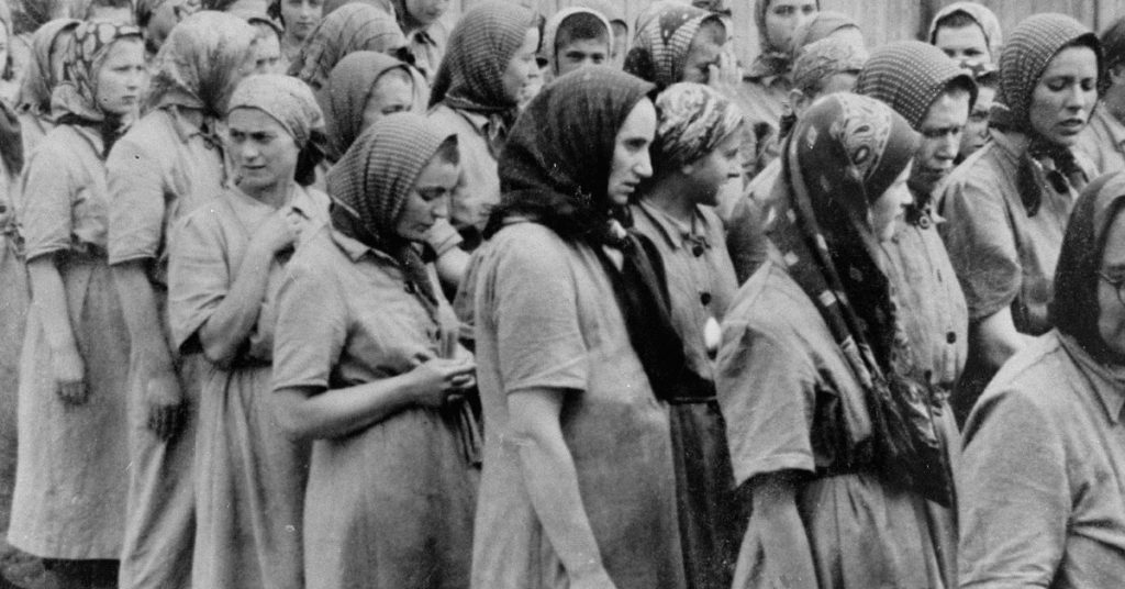 Żydówki, które zostały wybrane do pracy przymusowej w Auschwitz (fot. domena publiczna)