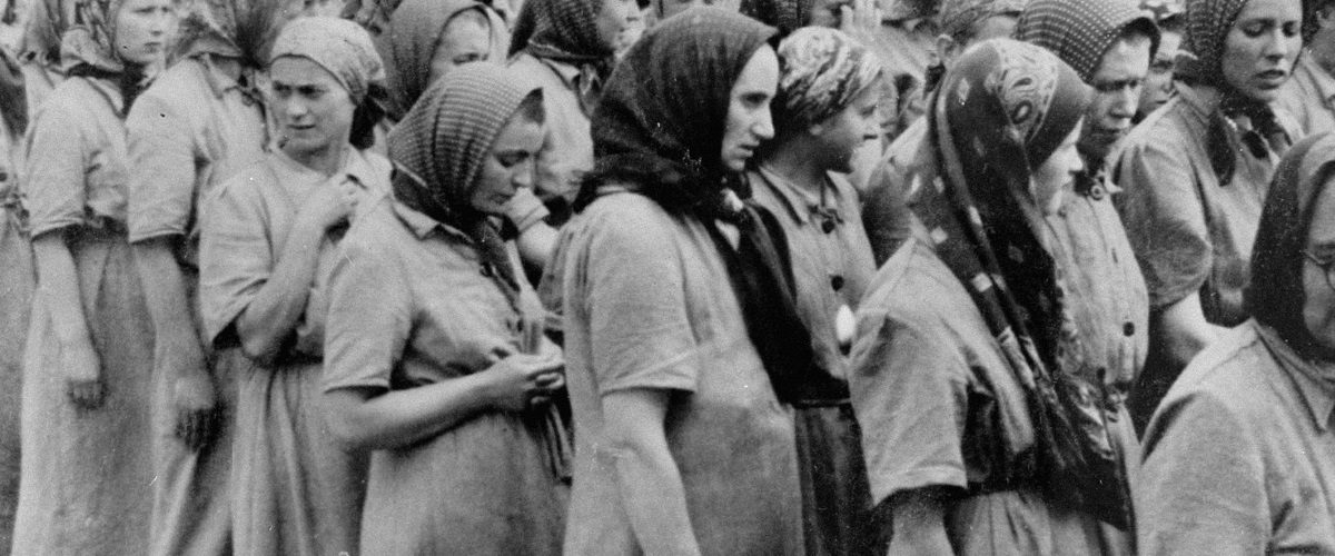 Żydówki, które zostały wybrane do pracy przymusowej w Auschwitz (fot. domena publiczna)