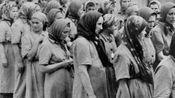 Żydówki, które zostały wybrane do pracy przymusowej w Auschwitz (fot. domena publiczna)