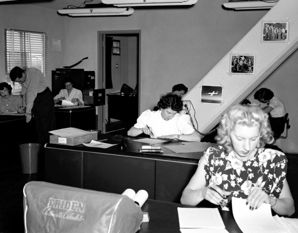 Żywe komputery pracujące dla NACA, będącej poprzedniczką NASA. Zdjęcie z końca la 40. XX wieku (NASA/domena publiczna).
