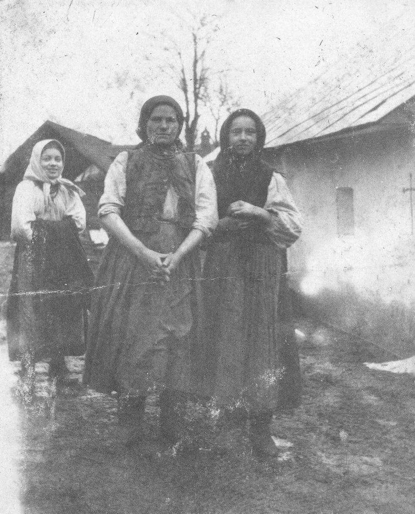 Prawdziwą plagą Galicji  był analfabetyzm. Na zdjęciu z okresu I wojny światowej mieszkanki jeden z galicyjskich wsi (domena publiczna).