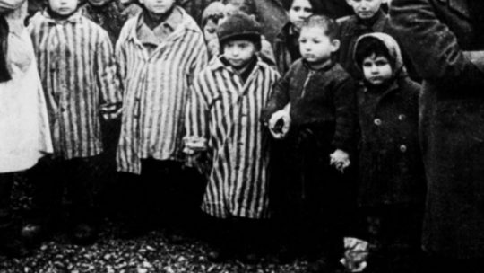 Dzieci w Auschwitz w dniu wyzwolenia (fot. domena publiczna)
