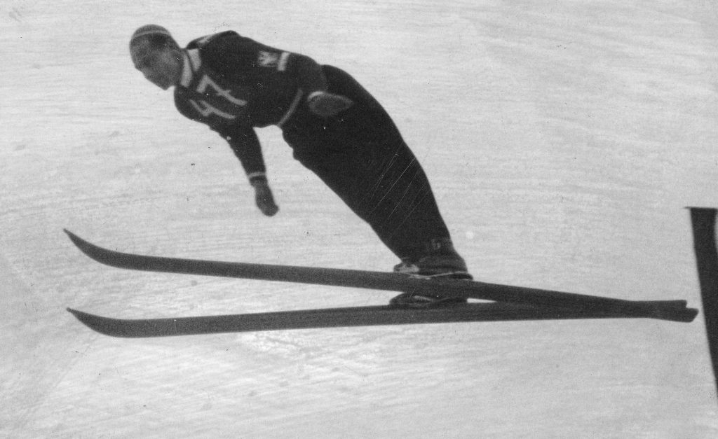 Marusarz był najlepszym przedwojennym polskim skoczkiem narciarskim. Tutaj na zdjęciu wykonanym podczas zawodów w Zakopanem (domena publiczna).