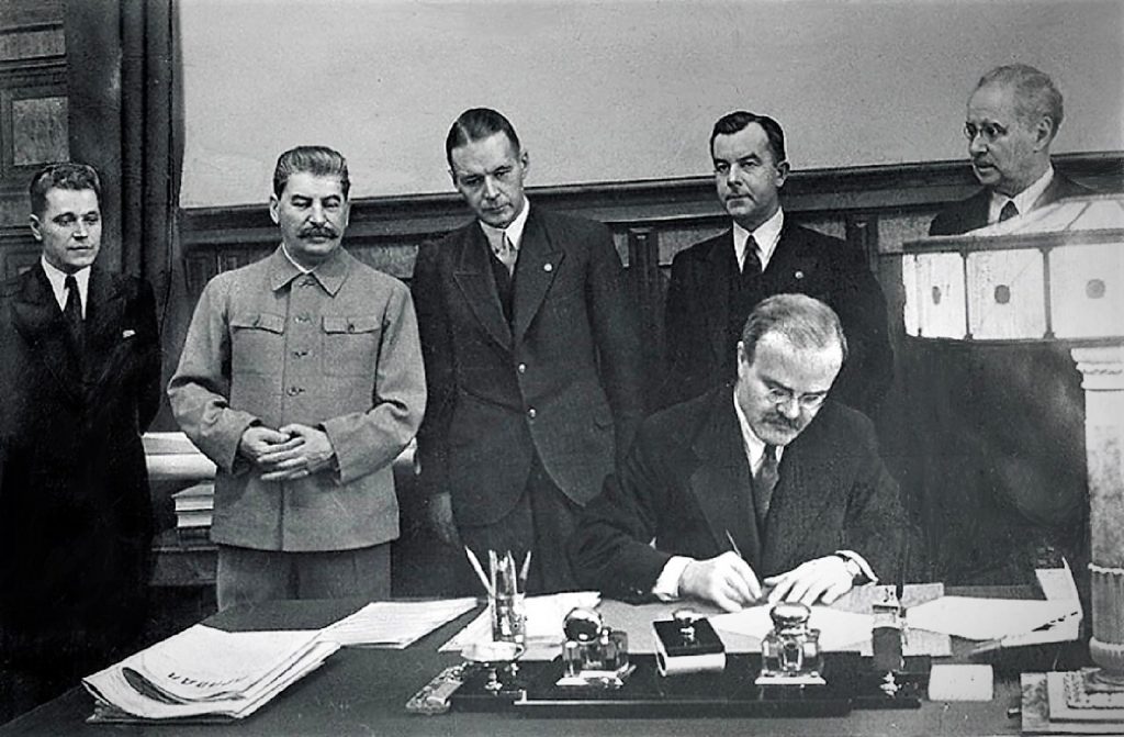 Mołotow podpisujący 5 października "Traktatu o przyjaźni i wzajemnej pomocy między ZSRR a Republiką Łotewską" (Mikołaj Kałasznikow/domena publiczna).