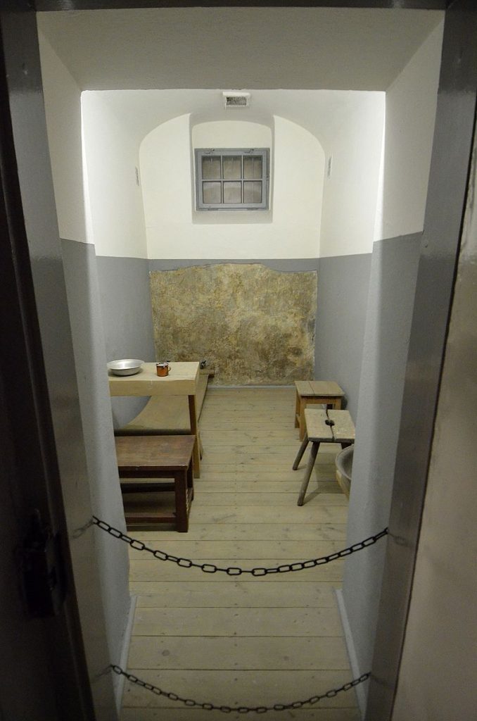 Wnętrze jeden z cel Pawiaka. Muzeum Więzienia Pawiak (Adrian Grycuk/CC BY-SA 3.0 pl).