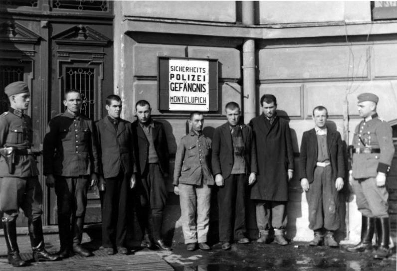 Grupa osadzonych w więzieniu na Montelupich. Zdjęcie wykonane najprawdopodobniej w 1939 roku (Bundesarchiv/CC-BY-SA 3.0).