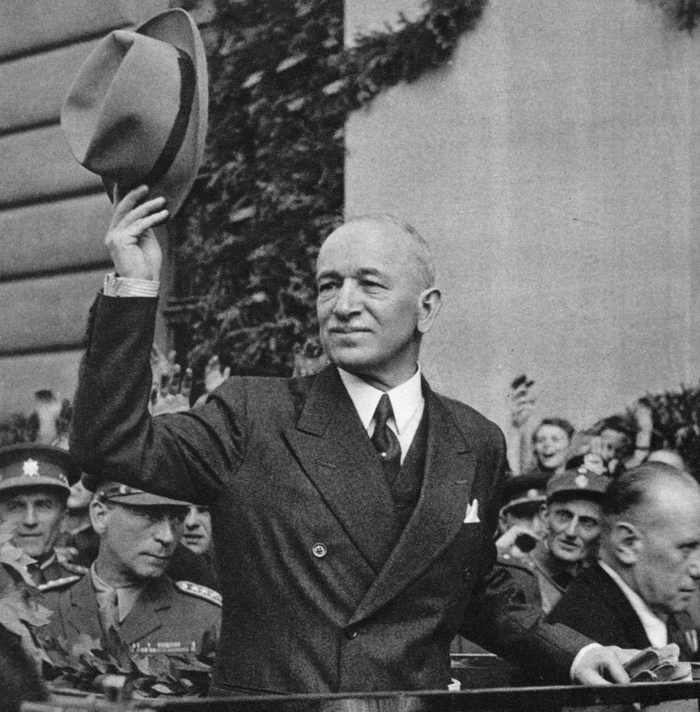 Edvard Beneš wracają do Pragi w maju 1945 roku (domena publiczna).