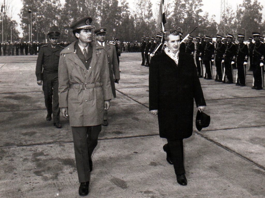 Kaddafi był najdłużej panującym afrykańskim dyktatorem. Na zdjęciu z 1947 roku wraz z Nikolae Ceausescu (domena publiczna).