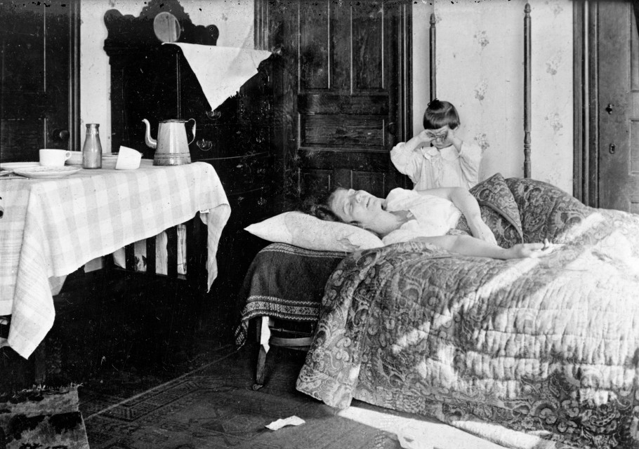 Kobieta chora na hiszpankę. Zdjęcie poglądowe z 1918 roku.