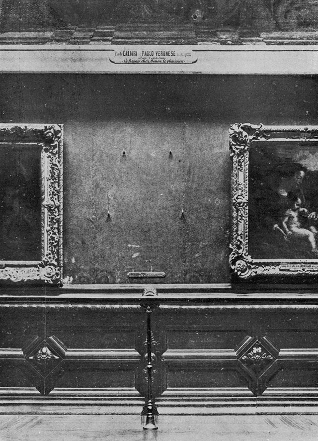 Puste miejsce na ścianie Luwru po Mona Lisie. Zdjęcie z sierpnia 1911 roku (domena publiczna).