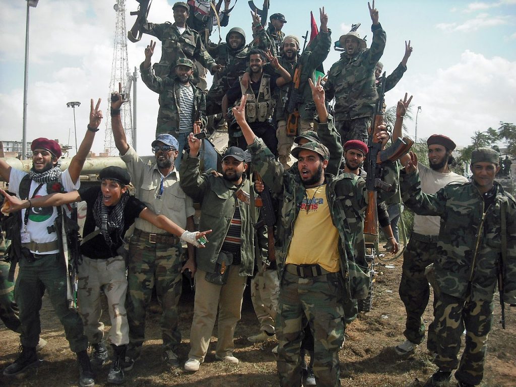 Rebelianci świętujący zwycięstwo nad Al-Kaddafim w Bani Walid (Magharebia/CC BY 2.0).