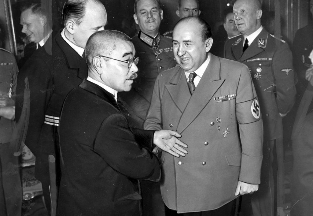 Walter Funk wita się z japońskim ambasadorem w Berlinie (domena publiczna).