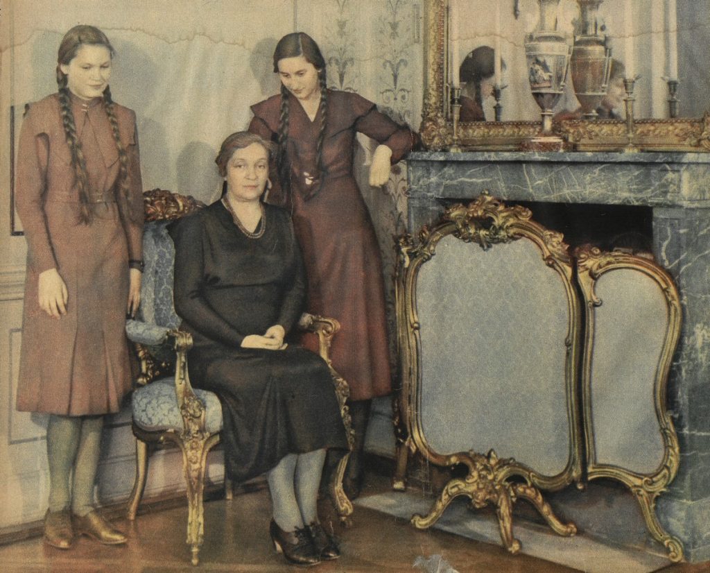 Aleksandra Piłsudska z córkami Jadwigą i Wandą (domena publiczna).