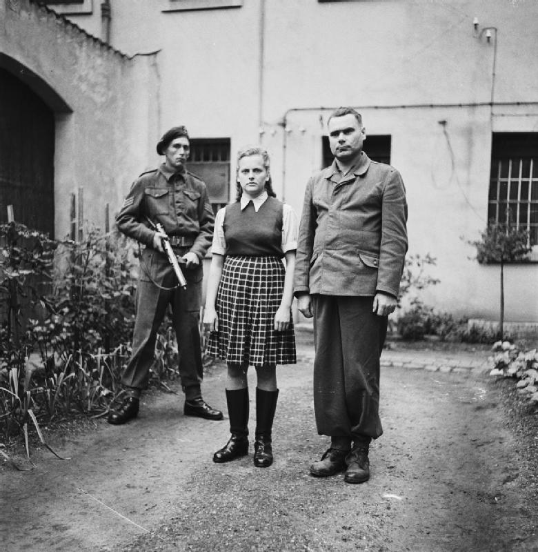 Josef Kramer i strażniczka z Auschwitz Irma Grese na zdjęciu wykonanym w sierpniu 1945 roku (domena publiczna).