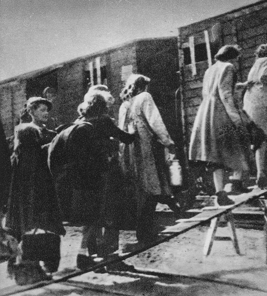 Kobiety wsiadające  sierpniu 1942 roku do wagonu na warszawskim Umschlagplatzu (domena publiczna).