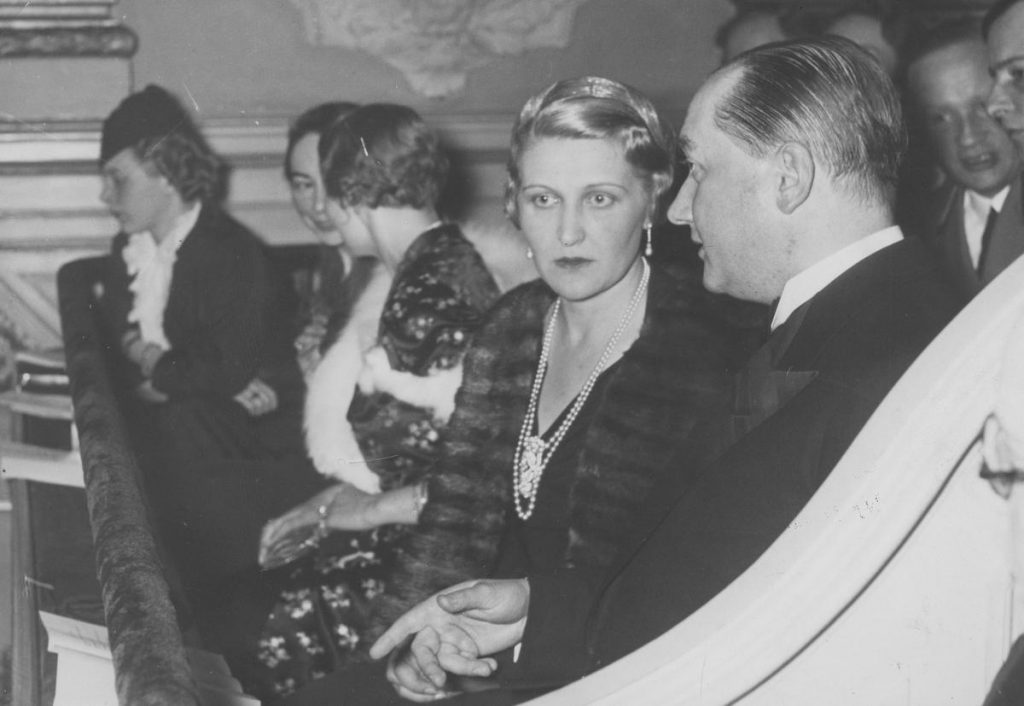 Magda Goebbels wielokrotnie żałowała, że wzięła ślub z Josephem. Na zdjęciu z 1937 roku rozmawia z Józefem Lipskim, polskim ambasadorem w Berlinie (domena publiczna).