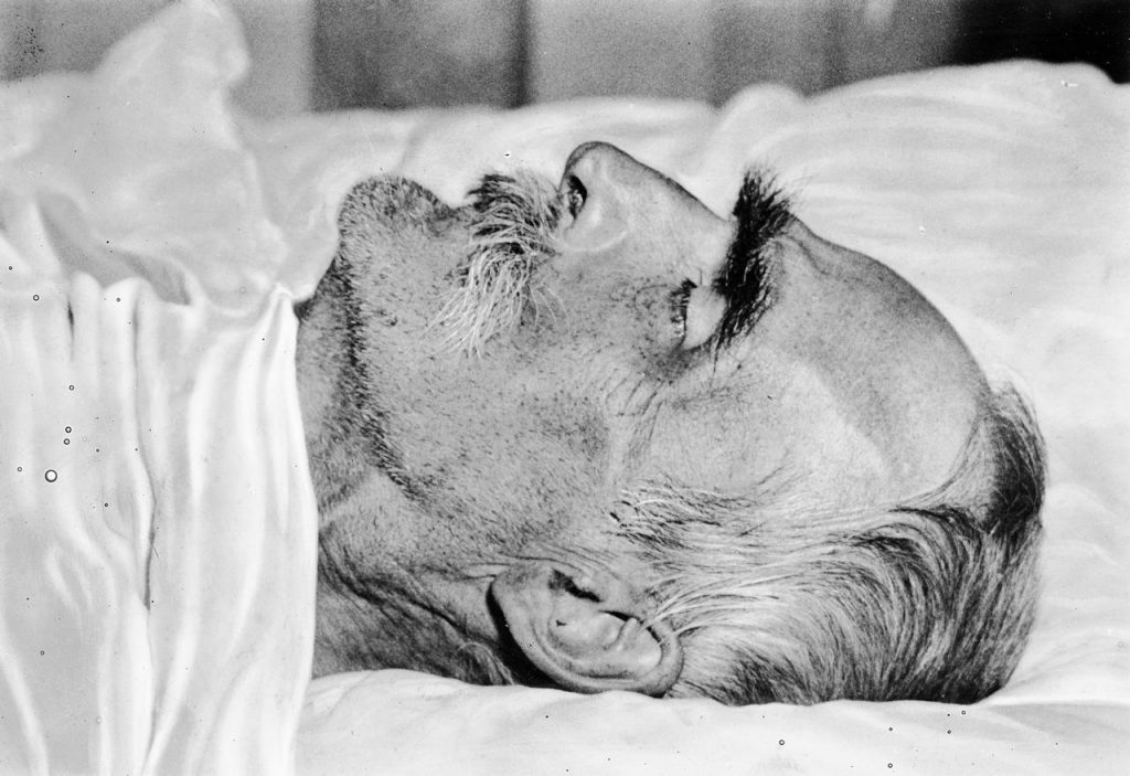 Marszałek Józef Piłsudski na łożu śmierci w pokoju, w którym umarł (domena publiczna).