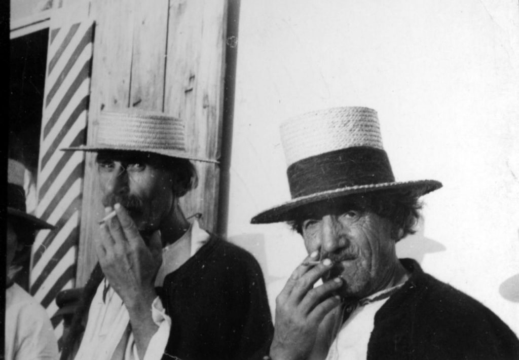 Według dziennikarza "Warszawianki" w połowie lat 20. paliło około 10 milionów Polaków. Na zdjęciu mieszkańcy okolic Zaleszczyk z papierosem w ustach (domena publiczna).