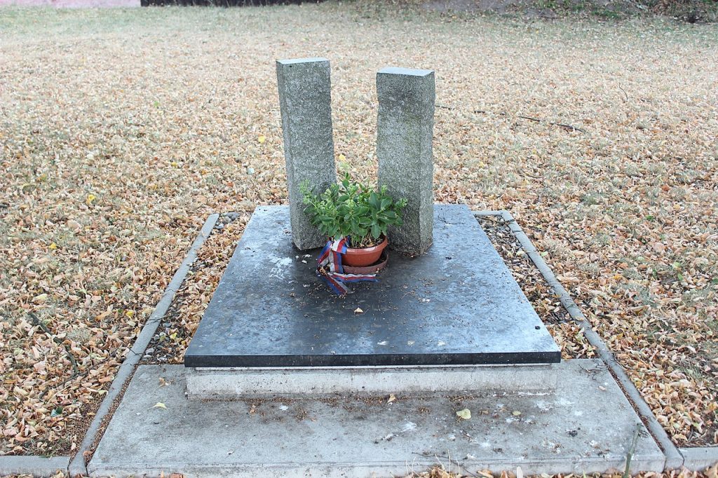Pomnik upamiętniający dwójkę czeskich cywilów zabitych przez polskiego żołnierza we wrześniu 1968 roku w Jiczynie (Jan Polák/CC BY-SA 3.0).