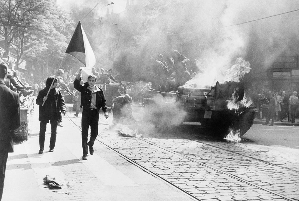 Gdyby czechosłowacka armia stawiła taki opór jak cywile wojska inwazyjne miałby znacznie większe trudności. Na zdjęciu płonący sowiecki czołg w Pradze (domena publiczna).