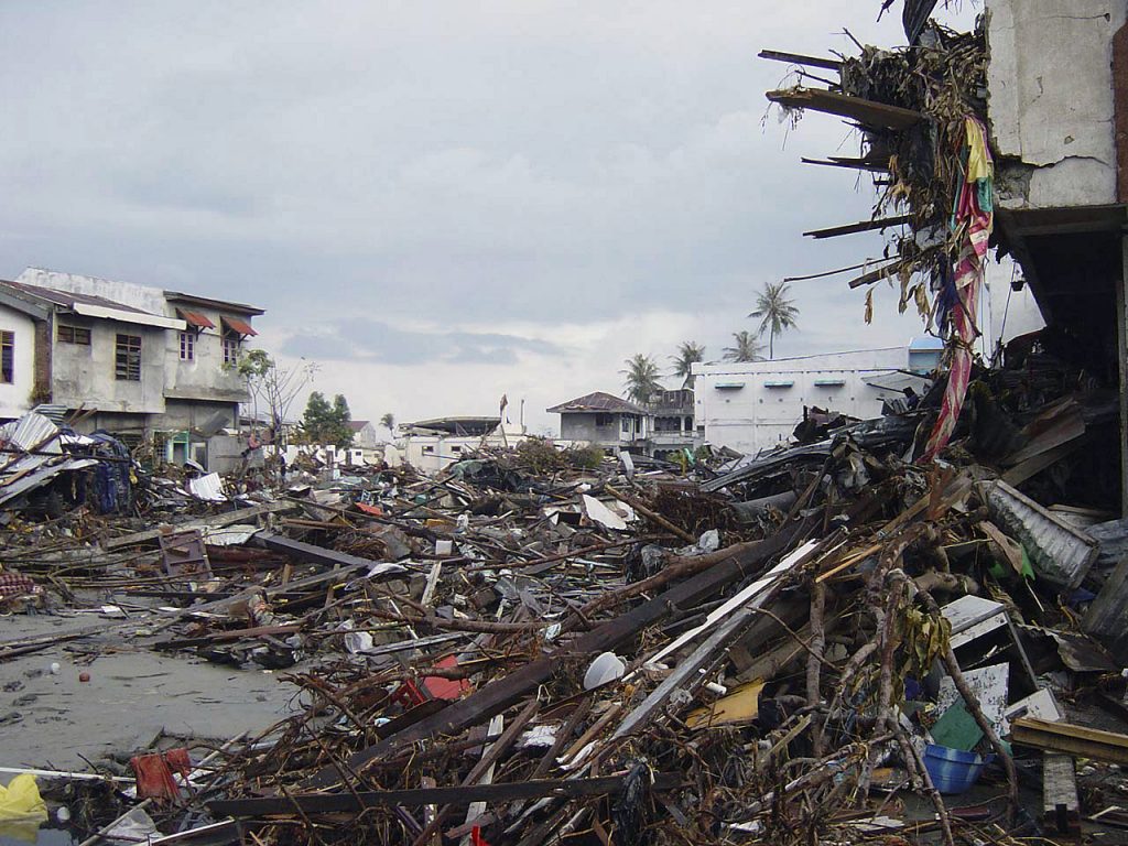 Ulica Banda Aceh po przejściu tsunami (fot. Michael L. Bak, domena publiczna)