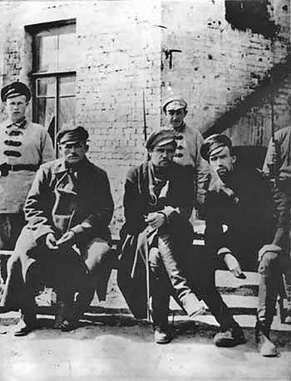 Generał Piepielajew (w środku) pod bolszewicką strażą. Zdjęcie z przełomu 1923 i 1924 roku (domena publiczna).