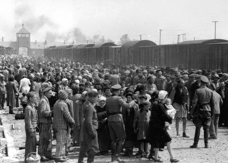 Węgierscy Żydzi na rampie w Auschwitz-Birkenau (domena publiczna).