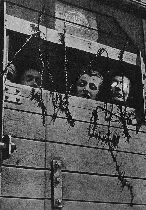 Ofiary Holokaustu w drodze do obozu zagłady (domena publiczna).