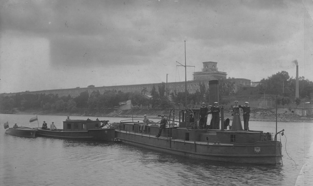 Pierwszym portem wojennym odrodzonej Rzeczpospolitej był Modlin. Tutaj na zdjęciu z 1925 roku (domena publiczna).