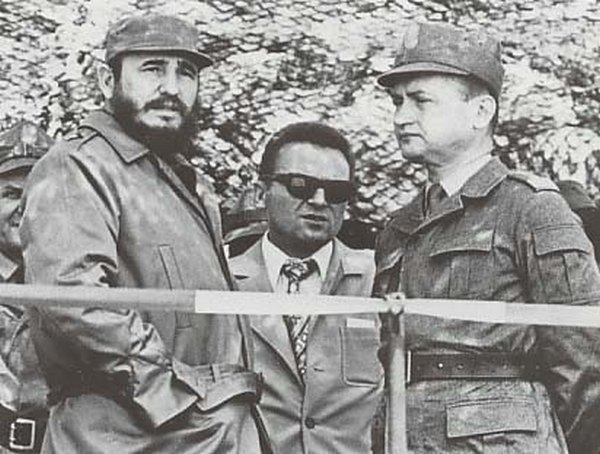 Fidel Castro i Wojciech Jaruzelski na zdjęciu z 1972 roku (domena publiczna).