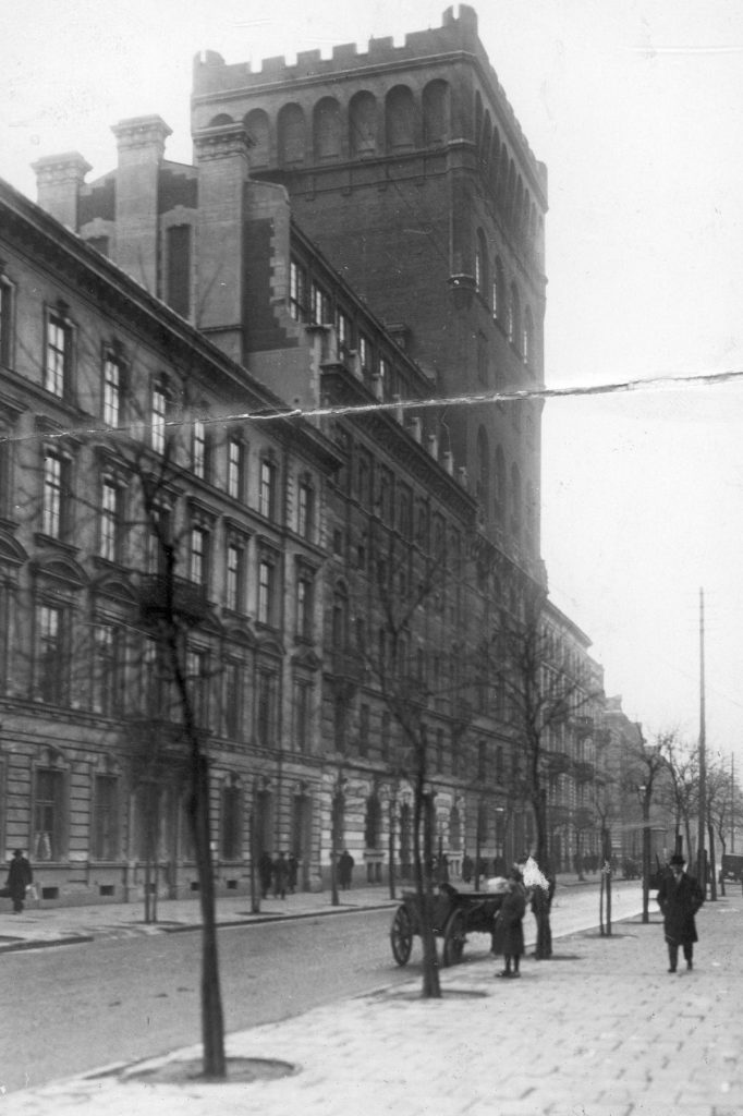 Gmach Polskiej Akcyjnej Spółki Telefonicznej na zdjęciu z 1925 roku (domena publiczna).