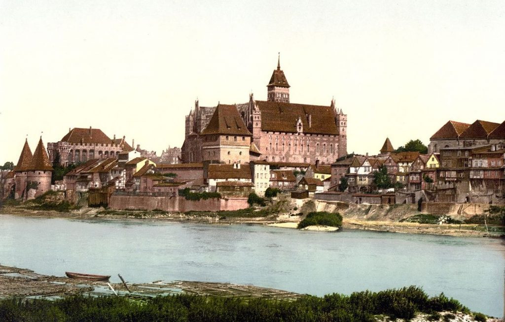 Kazimierz Wielki był pod wrażeniem tego co zobaczył w Malborku. Na ilustracji zamek na pocztówce z końca XIX wieku (domena publiczna).