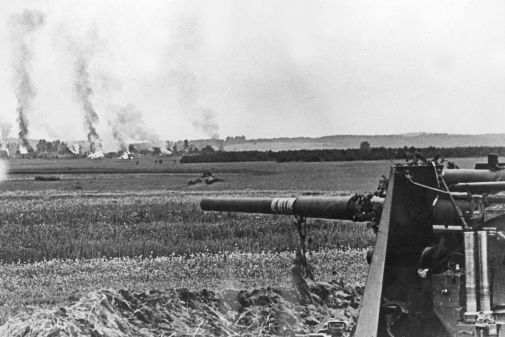 Niemieckie ciężkie działo na Froncie Wschodnim. Jesień 1941 roku. Zdjęcie poglądowe (domena publiczna).