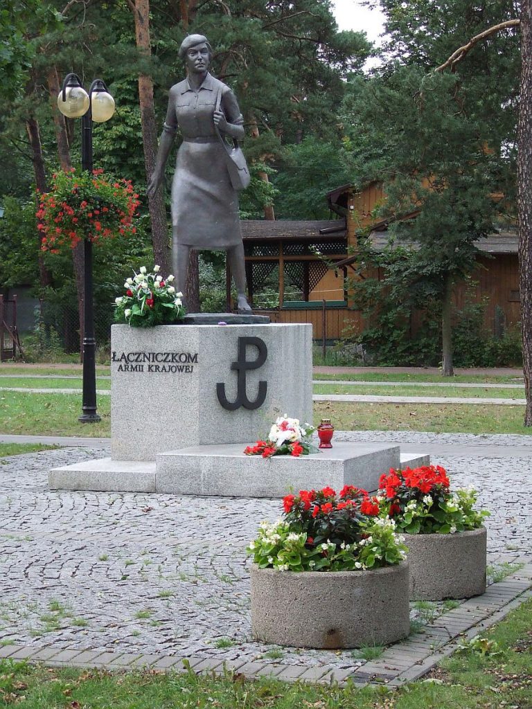 Pomnik Łączniczek Armii Krajowej w Józefowie Hiuppo/CC BY 3.0).