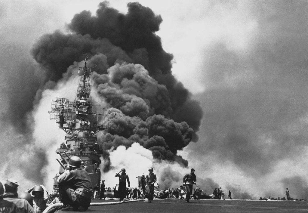 Płonący lotniskowiec USS "Bunker Hill" po tym jak został trafiony przez dwóch pilotów kamikaze (domena publiczna).