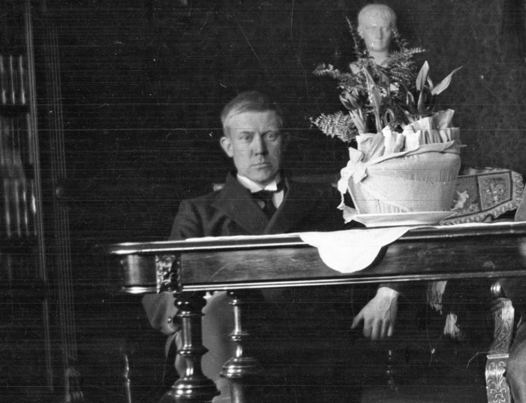 Vidkun Quisling na zdjęciu wykonanym około 1915 roku (domena publiczna).